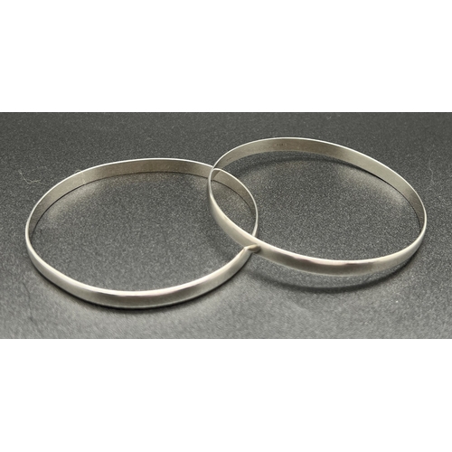 1036 - 2 slim plain silver bangles, both 5mm wide. Silver marks to inside of both. Approx. 6.5cm across.