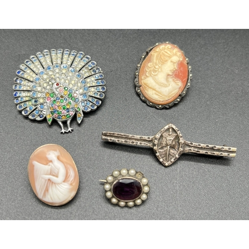 1042 - 5 vintage brooches, mostly silver, in varying conditions. Lot includes cameo brooch/pendant in silve... 
