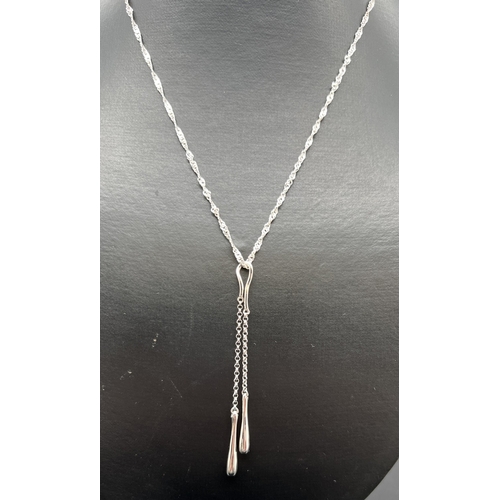 1044 - A modern design silver chain and teardrop weight pendant on a 30