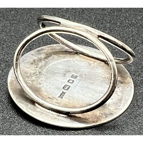 1184 - A vintage silver circular scarf clip with engine turned decoration and central crown detail. Hallmar... 