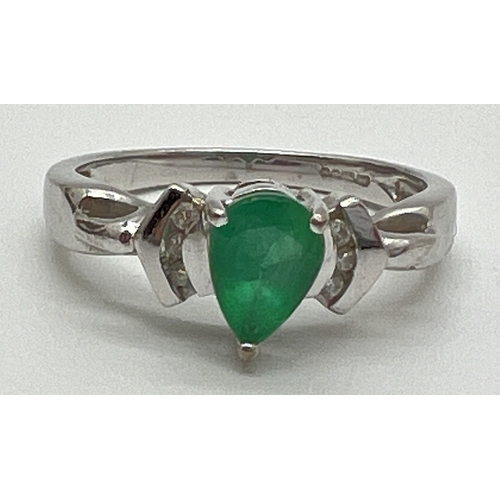 1060 - An 18ct white gold Art Deco design emerald and diamond ring. Central teardrop cut emerald with 3 rou... 