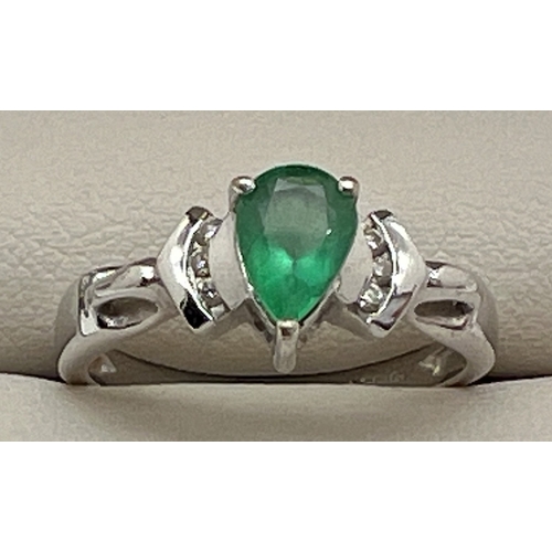 1060 - An 18ct white gold Art Deco design emerald and diamond ring. Central teardrop cut emerald with 3 rou... 