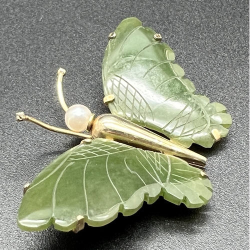 1004 - A large vintage butterfly brooch with carved Nephrite jade panels for wings & set with a cultured pe... 