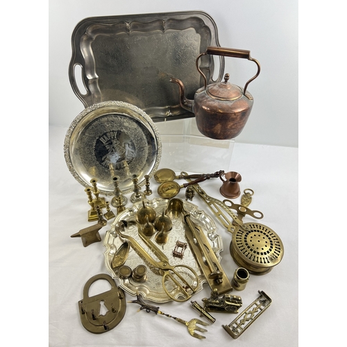 1197 - A box of assorted vintage metalware items to include brass, copper and silver plate.