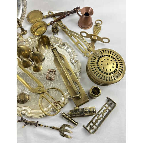 1197 - A box of assorted vintage metalware items to include brass, copper and silver plate.