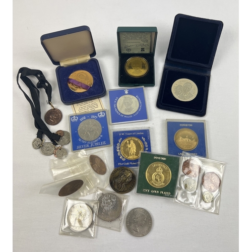 13 - A collection of British commemorative coins and medallions. To include a boxed limited edition Isle ... 