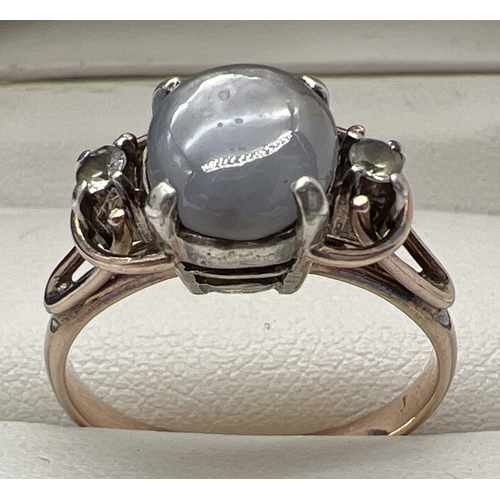 1008 - An antique Arts & Crafts grey moonstone and clear quartz 9ct rose gold dress ring. Central round gre... 