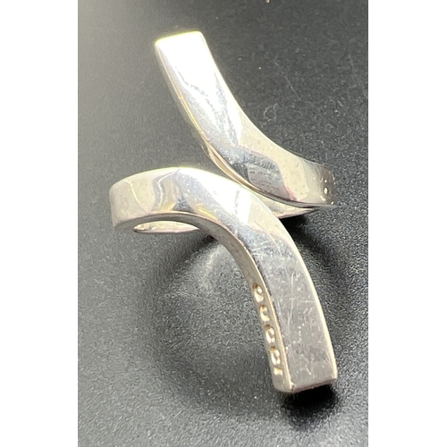 1060 - A 925 silver modern twist design dress ring by Gucci. Silver marks throughout and Gucci name to ride... 