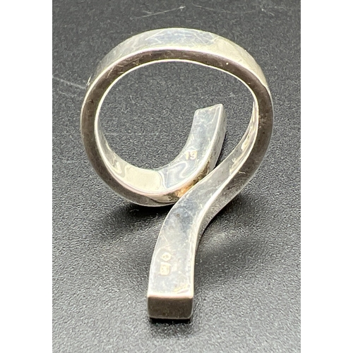 1060 - A 925 silver modern twist design dress ring by Gucci. Silver marks throughout and Gucci name to ride... 