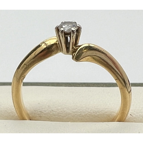 1085 - An 18ct gold .10ct diamond solitaire ring with twist design mount. Gold hallmarks inside band. Ring ... 