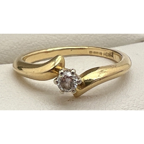 1085 - An 18ct gold .10ct diamond solitaire ring with twist design mount. Gold hallmarks inside band. Ring ... 