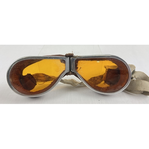 1157 - Vintage leather cased early version general military issues goggles, circa 1930.