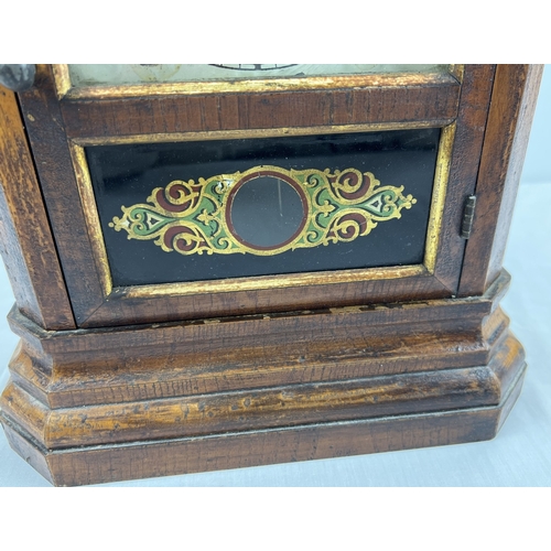 1167 - An early 20th century Seth Thomas, wooden cased American 8 day spring clock, complete with key & pen... 