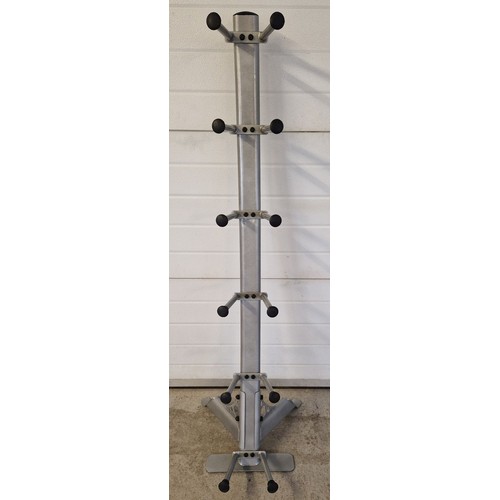 1280 - Body-Solid Medicine Ball rack holds 6 balls from a range of 3kg to 9kg (6lbs to 20lbs). Silver powde... 