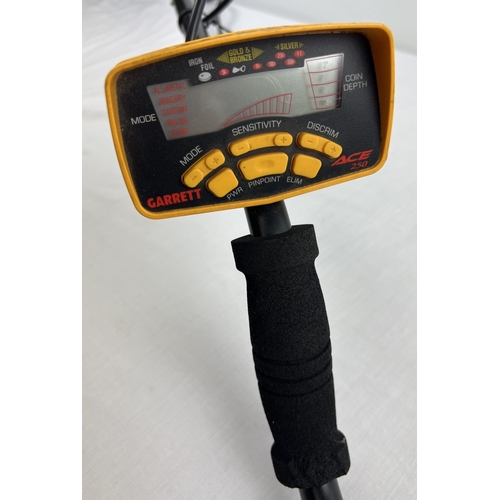 1332 - A Garrett Ace 250 metal detector Graphic Target ID, with Sensitivity & depth adjustment and discrimi... 