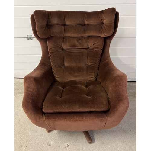 1378 - A retro mid century Statesman swivel armchair P.K.1028/9/30 by Parker Knoll. In brown velour finish,... 