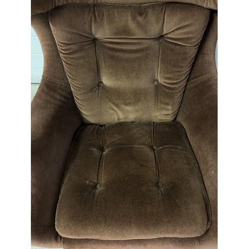 1378 - A retro mid century Statesman swivel armchair P.K.1028/9/30 by Parker Knoll. In brown velour finish,... 