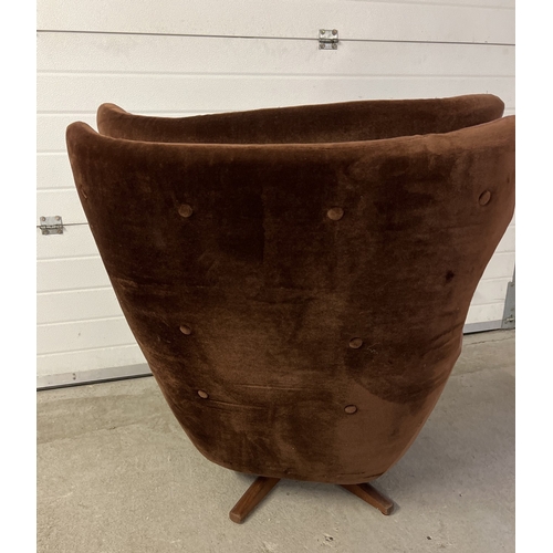 1378 - A retro mid century Statesman swivel armchair P.K.1028/9/30 by Parker Knoll. In brown velour finish,... 