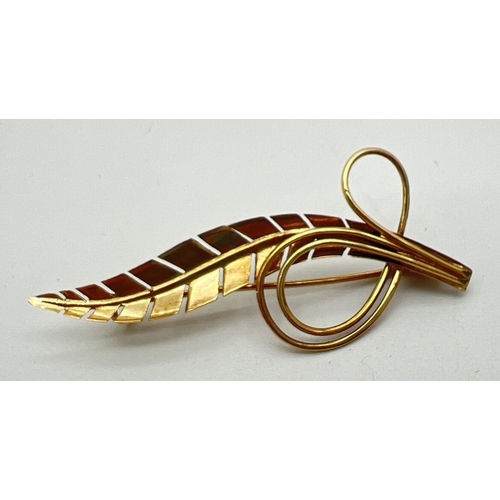24 - A yellow gold fern leaf design brooch. Unmarked but tests as 9ct gold. Approx. 4.5cm long. Total wei... 