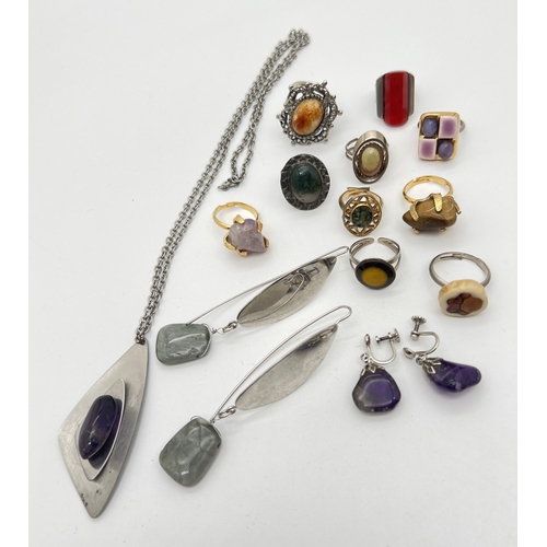 77 - A small collection of natural stone, agate and enamel set vintage jewellery to include earrings, nec... 