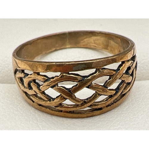 102 - A yellow gold Celtic design pierced work band ring. Unmarked but shows signs of resizing, tests as 9... 