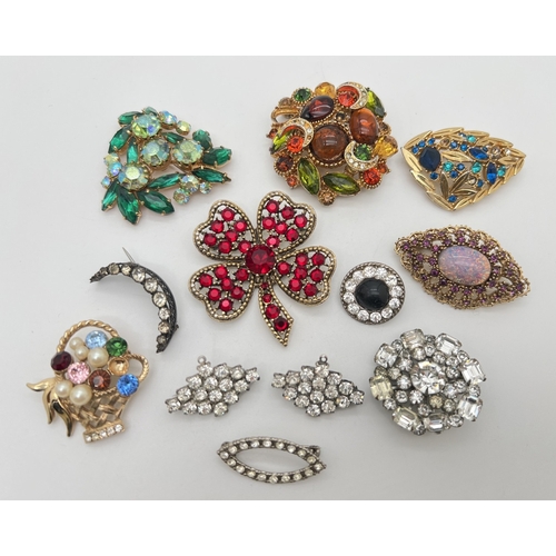 133 - 12 assorted vintage stone set brooches in various sizes, designs and conditions. To include examples... 