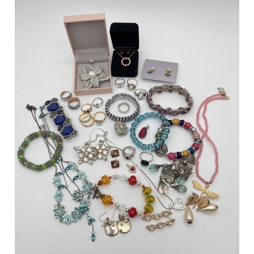 161 - A collection of stone set costume jewellery necklaces, bracelets, rings and brooches. To include Jon... 