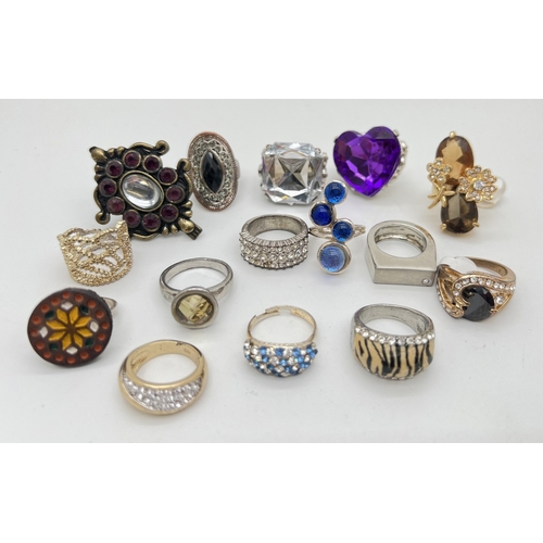 162 - 15 modern and vintage costume jewellery rings, to include cocktail style. In various sizes and desig... 