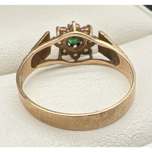 182 - A vintage 9ct gold cluster style ring with central green spinel stone surrounded by 7 round cut clea... 