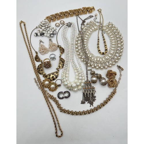 197 - A tray of vintage faux pearl, silver tone, gold tone and stone set costume jewellery. To include ear... 