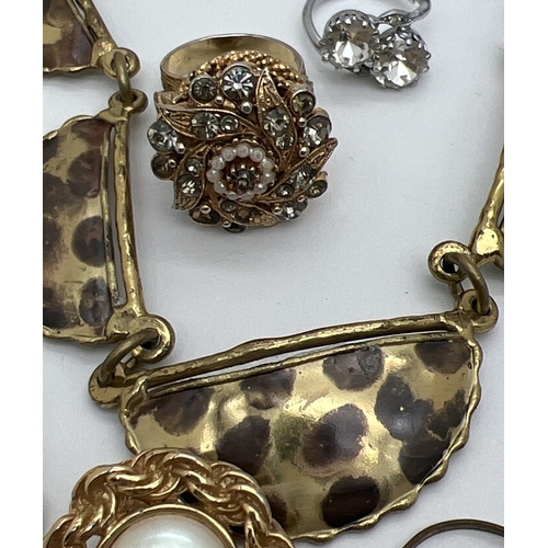 197 - A tray of vintage faux pearl, silver tone, gold tone and stone set costume jewellery. To include ear... 