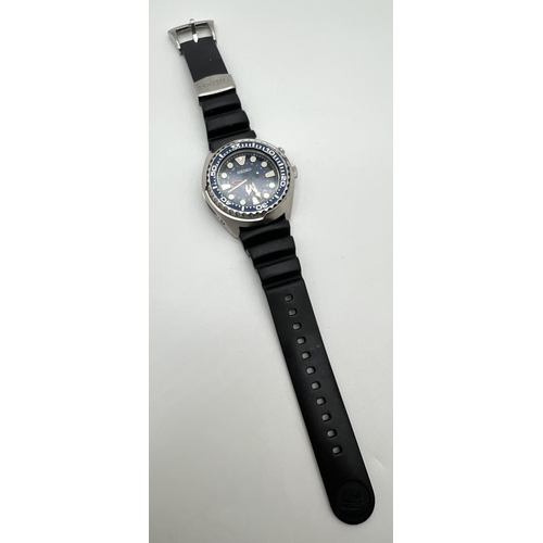 1116 - A special edition Seiko Kenetic Air Divers watch 5M85-0AB0 PADI. Stainless steel case, black silicon... 