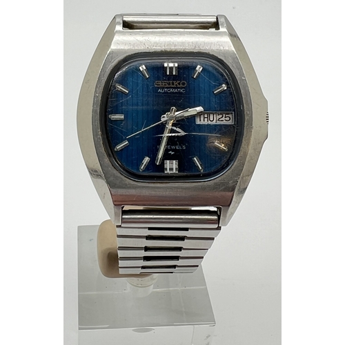 1124 - A vintage automatic wristwatch 7009-5010 by Seiko. Stainless steel strap and case, blue face with si... 