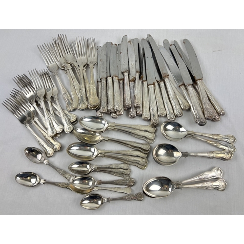 1153 - A quantity of kings pattern silver plated cutlery. To include soup spoons, table spoons, teaspoons a... 