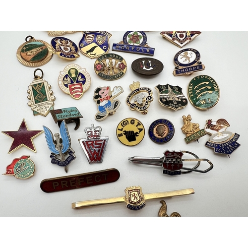 1309 - A collection of 32 assorted vintage enamelled pin badges, stick pins, tie pins and pendants. To incl... 