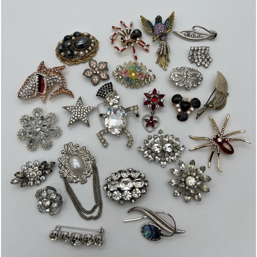 1038 - A collection of 24 vintage stone set and diamante brooches in various sizes and designs. To include ... 