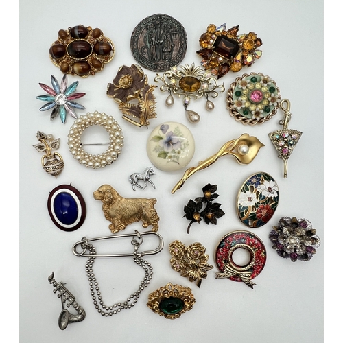 1053 - 22 vintage brooches in various styles and sizes to include stone set, faux pearl and enamel. Example... 