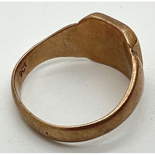 1062 - A vintage 9ct gold square signet ring with worn monogram initials HG to cartouche. Size P½. Total we... 