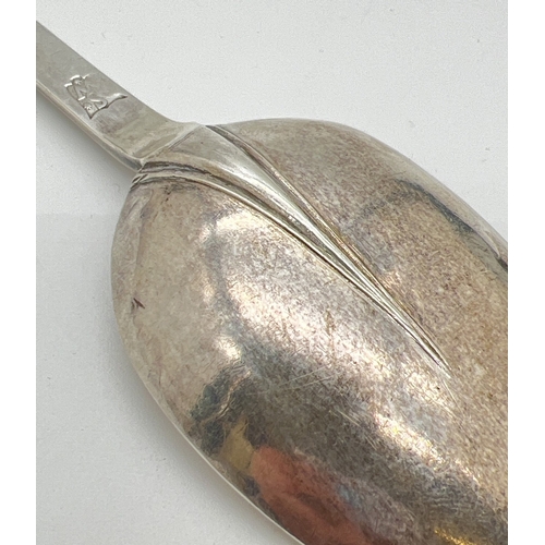 1157 - A James II silver trefid spoon, hallmarked to reverse of handle for William Swadling, London 1686. E... 