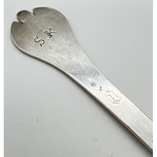 1157 - A James II silver trefid spoon, hallmarked to reverse of handle for William Swadling, London 1686. E... 