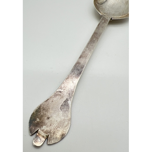 1157 - A James II silver trefid spoon, hallmarked to reverse of handle for William Swadling, London 1686. E... 