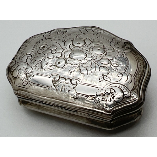 1158 - An 18th century unmarked continental silver erotic snuff box, circa 1740, with concealed lever mecha... 