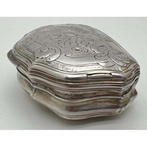 1158 - An 18th century unmarked continental silver erotic snuff box, circa 1740, with concealed lever mecha... 