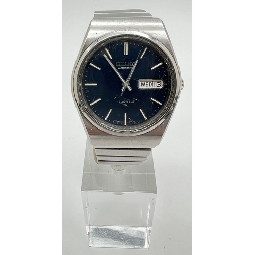 1133 - A vintage Seiko 6309-.8120 automatic wristwatch. Stainless steel strap and case, blue face with silv... 