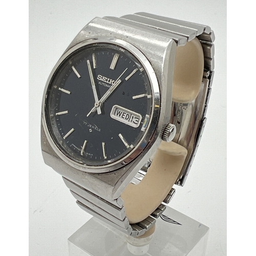 1133 - A vintage Seiko 6309-.8120 automatic wristwatch. Stainless steel strap and case, blue face with silv... 