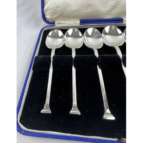 1162 - A cased set of 6 Art Deco silver teaspoons with round bowls and flat ended stepped handles. Each hal... 