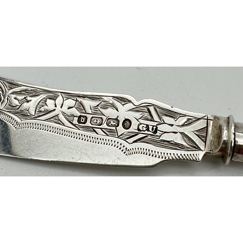 1164 - 2 Victorian silver cutlery items from George Unite. A decorative butter knife with engraved detail t... 