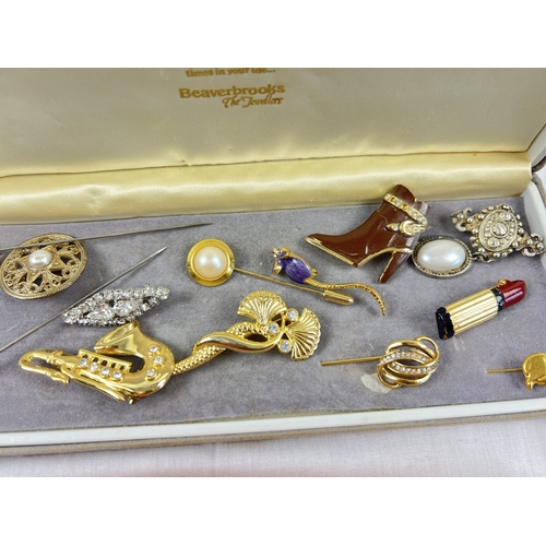 1077 - A collection of assorted vintage costume jewellery to include Swann & Hudson Koala stick pin, boxed ... 