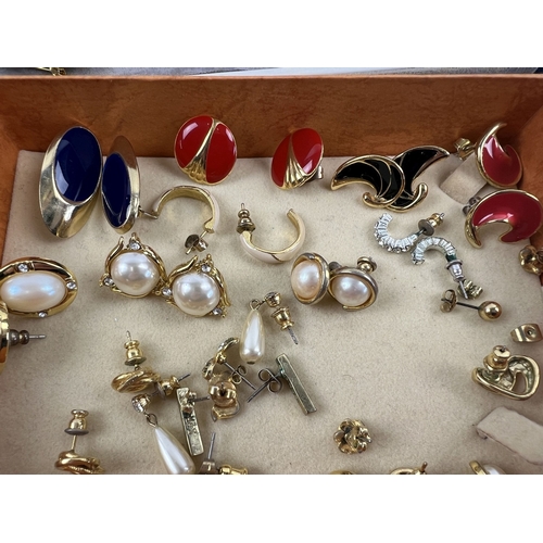 1077 - A collection of assorted vintage costume jewellery to include Swann & Hudson Koala stick pin, boxed ... 