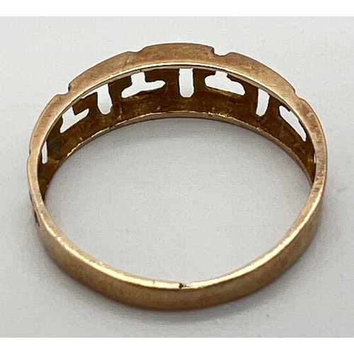 1078 - A 14ct gold band ring of Greek Key design. Stamped 585 inside band. Ring size M. Approx. 1.4g.